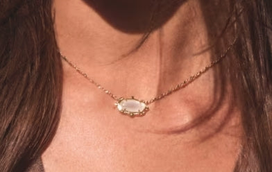 Elisa Scallop Frame Short Pendant Necklace Mother of Pearl Gold
