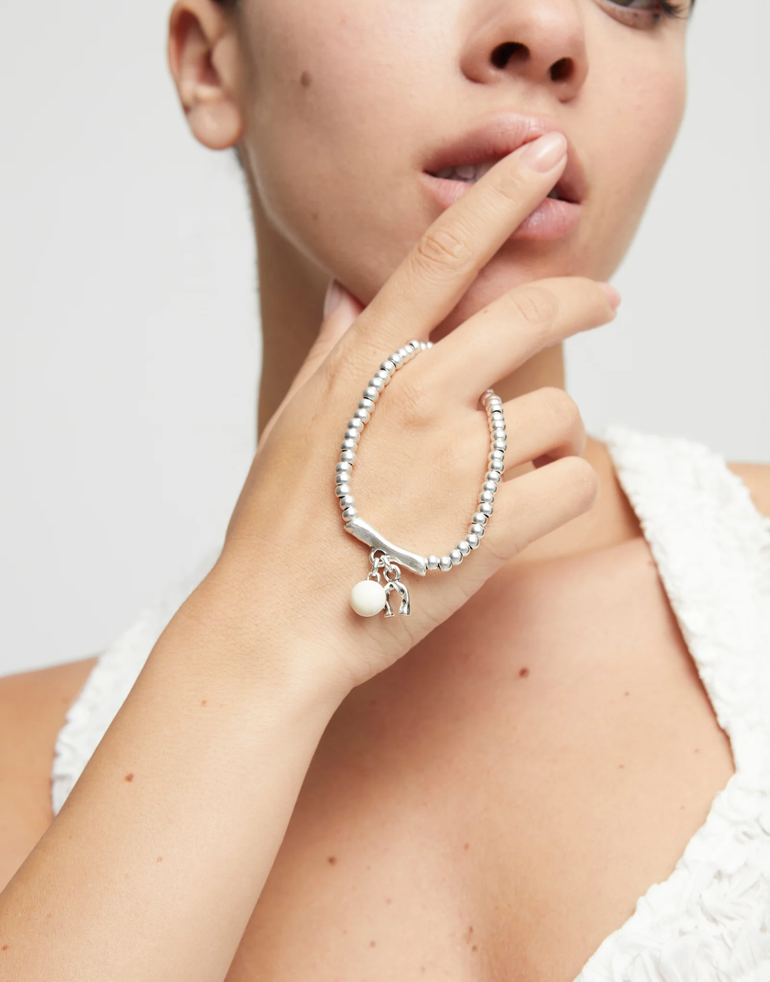 Ser Fascinante Bracelet with Cream Murano Glass and Horseshoe Medium